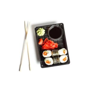 Sushi dans une barquette à sushis fond noir et des baguette bambou