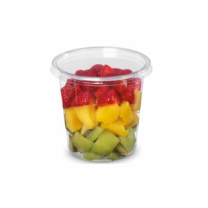 Salade fruits dans un emballage de pot à soupe